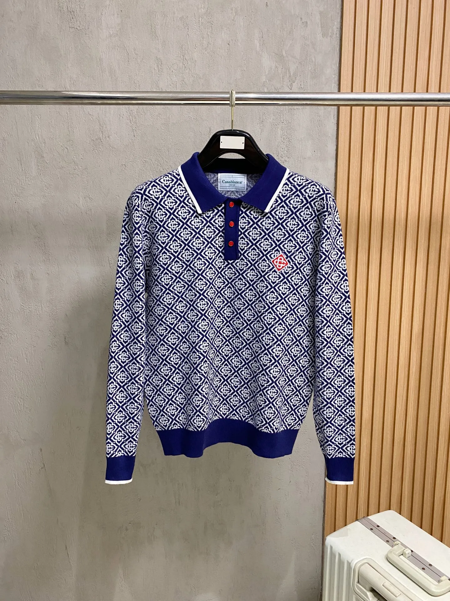Casablanca men's rhombus jacquard long-sleeved Polo is the first choice for detail control. It adopts Navy Blue+White rhombus full-width jacquard technology. It is covered with brand geometric patterns. The texture is dense and three-dimensional, and the pattern is clear and full. It is not a simple print. It has a complete texture on the front and back, and it directly fills the retro atmosphere. With its own French Retro tone, taking into account both casualness and sophistication, this knitted Polo is a great addition to boys’ autumn and winter wardrobes. Sizes:M-3XL